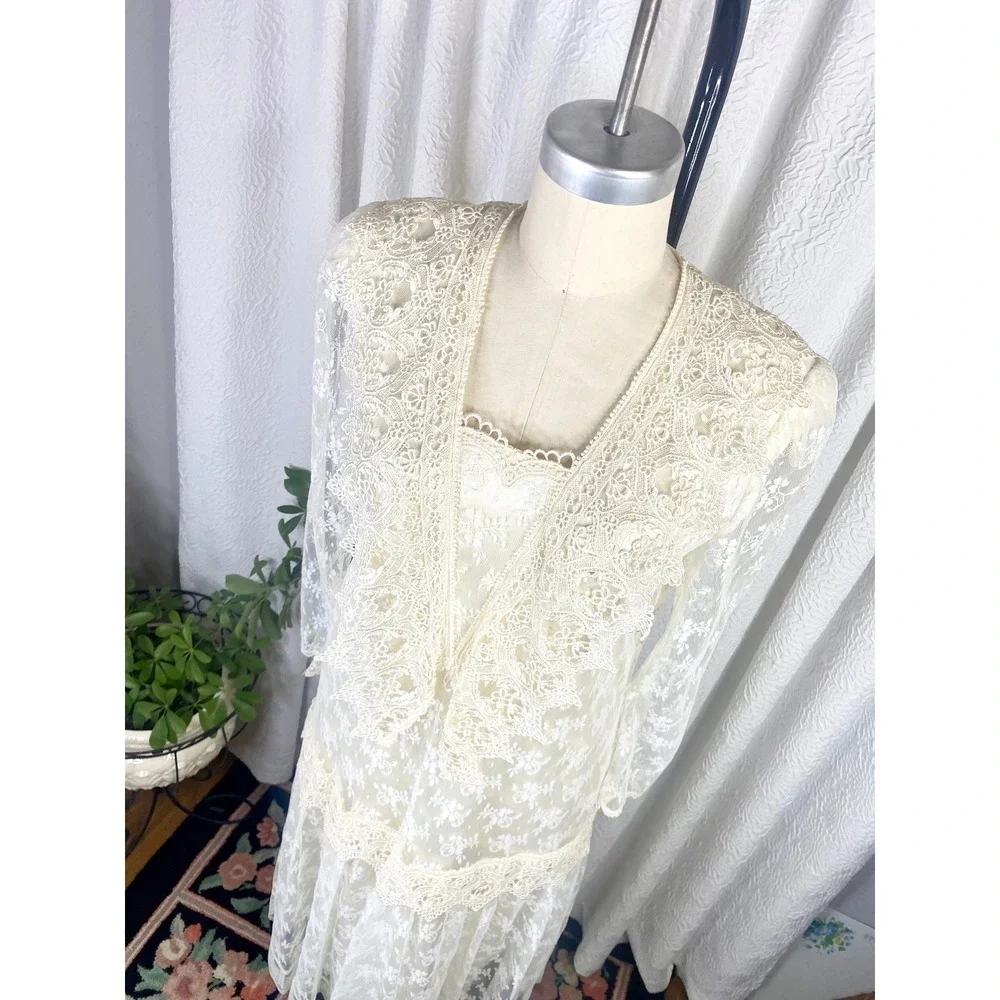 Vintage 1980s White Lace Drop Waist Wedding Dress, Size Medium - Picture 6 of 11